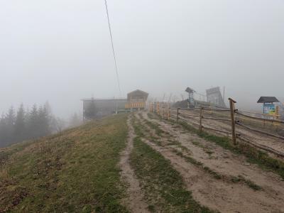 Останні метри до колиби - вгору по суцільній мокрій глині